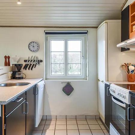Pet Friendly In With Kitchen